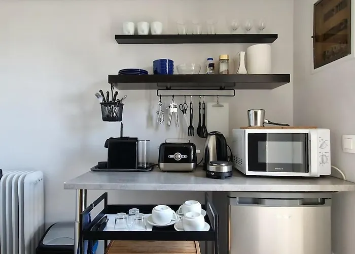 Rooftop Studio Apt - 5 Min Walk To Holargos Metro